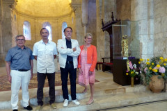 19-pose-devant-la-statue-de-St-Jacques