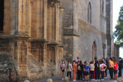 20-les-eleves-decouvre-dabord-la-cathedrale-depuis-lexterieur