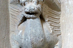 102-chimere-dans-le-cloitre