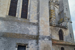92-Facade-nord-porte-dentree-surmontee-dun-linteau-de-bois-qui-evoque-le-martyre-des-saints-Nazaire-et-Celse.