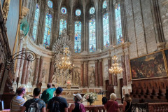 93-Verriere-avec-danciens-vitraux-gothique-choeur-style-baroque-avec-colonnade-encadrant-statues-des-4-evangelistes-gloire-a-Dieu-et-les-Sts-patrons